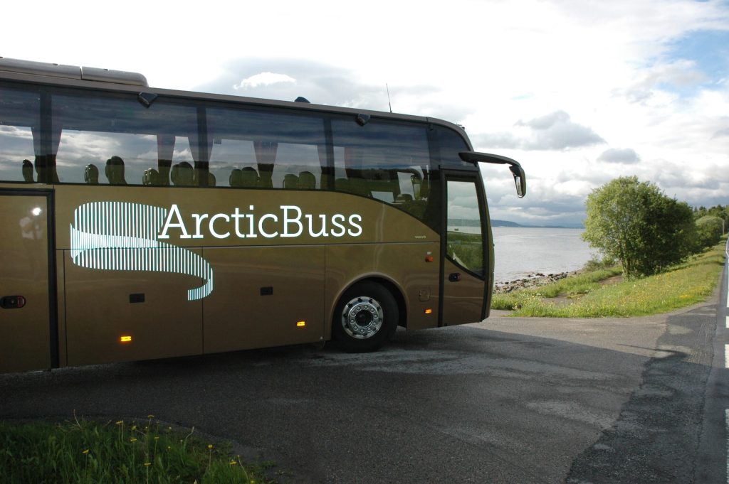 Arctic Buss ved fjorden