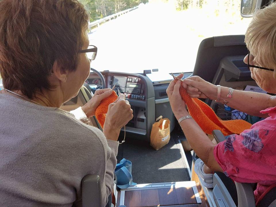 Gjester strikker om bord i turbussen